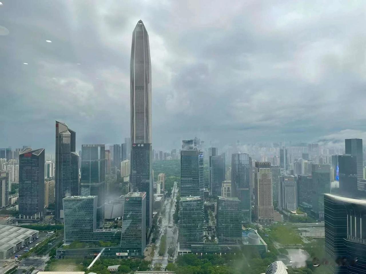 4月23日，深圳发布了今年以来的首个暴雨红色预警，许多地方被水淹了。上午10点多