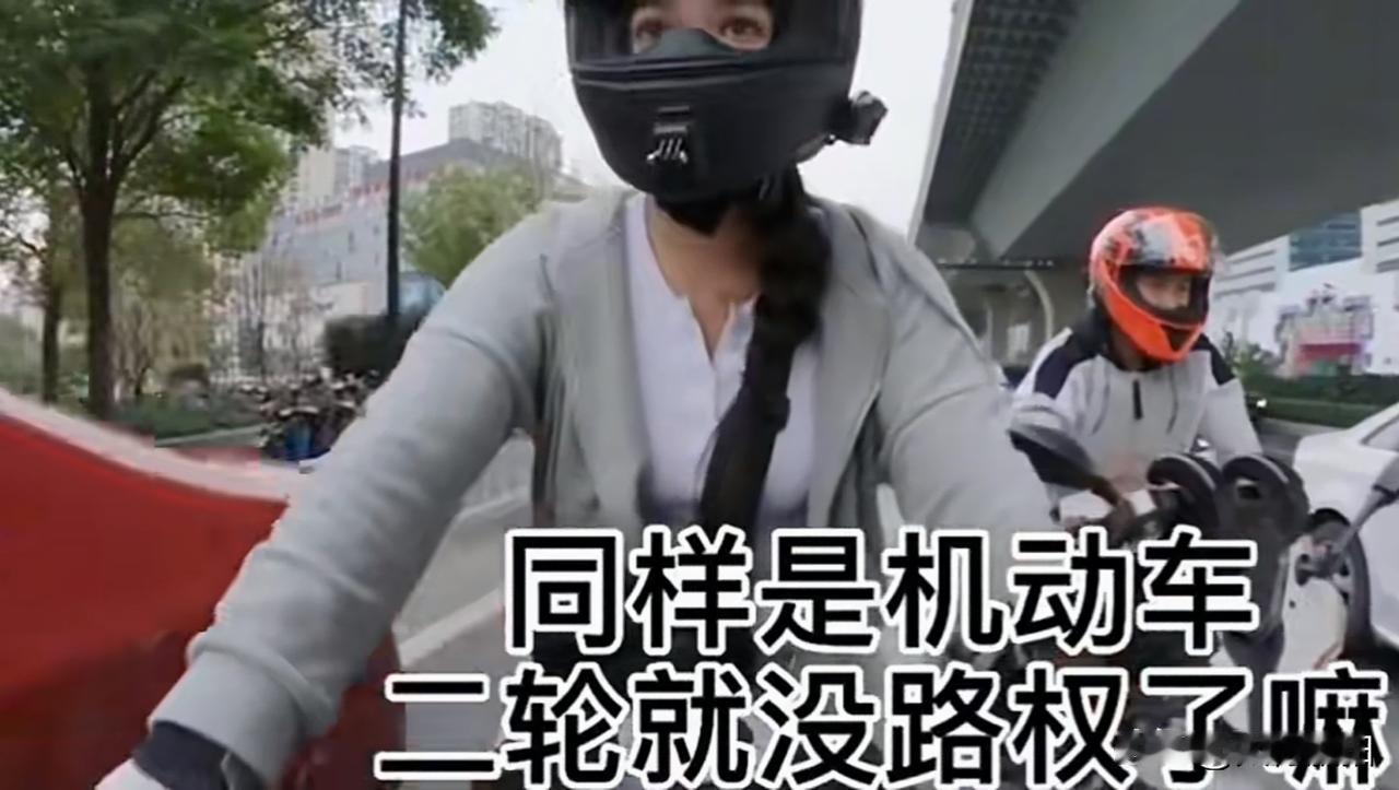 经常看到汽车在路上欺负摩托车的视频。现在是个人都有汽车，一手、二手、三手，几千、