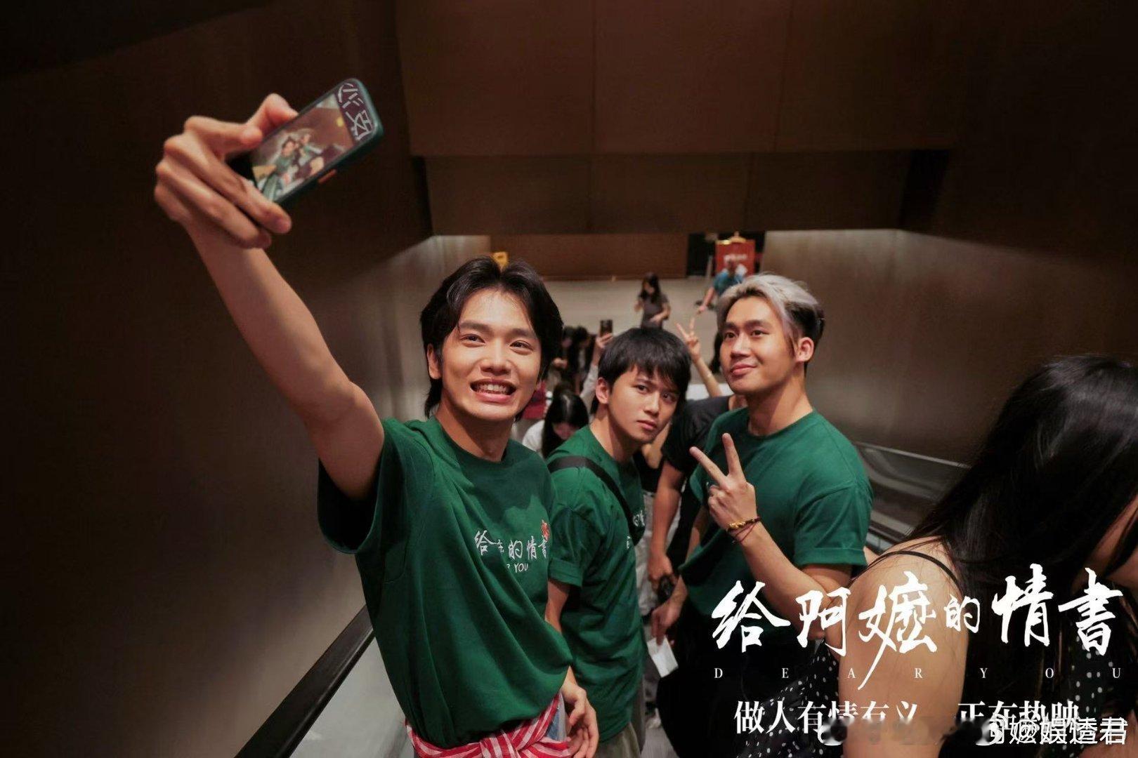 张泽禹想看给阿嬷的情书电影里的每一个镜头都像一幅画，潮汕的海边、老街、祠堂，配上