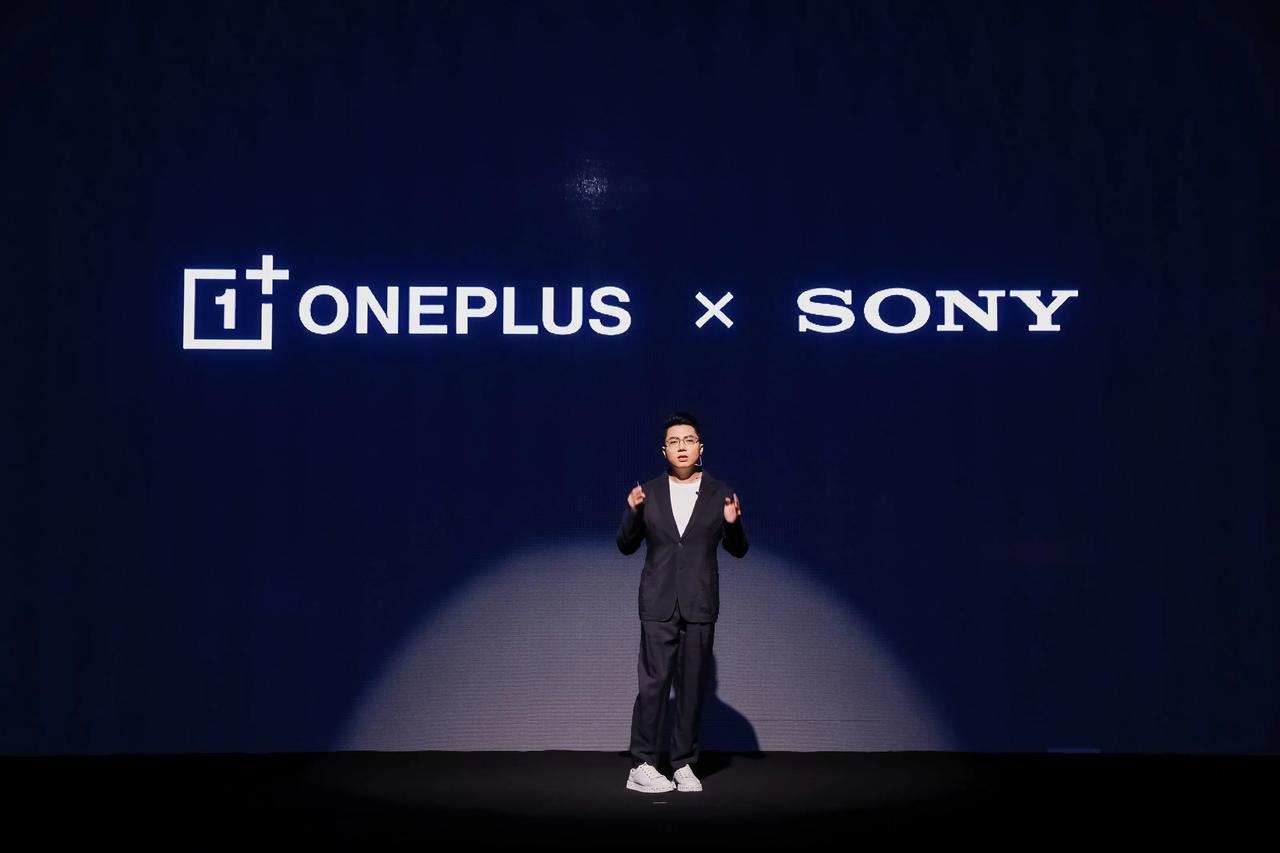 11月8日 法国巴黎「OPPO 影像战略沟通会」发布「新一代超光影影像系统」，该