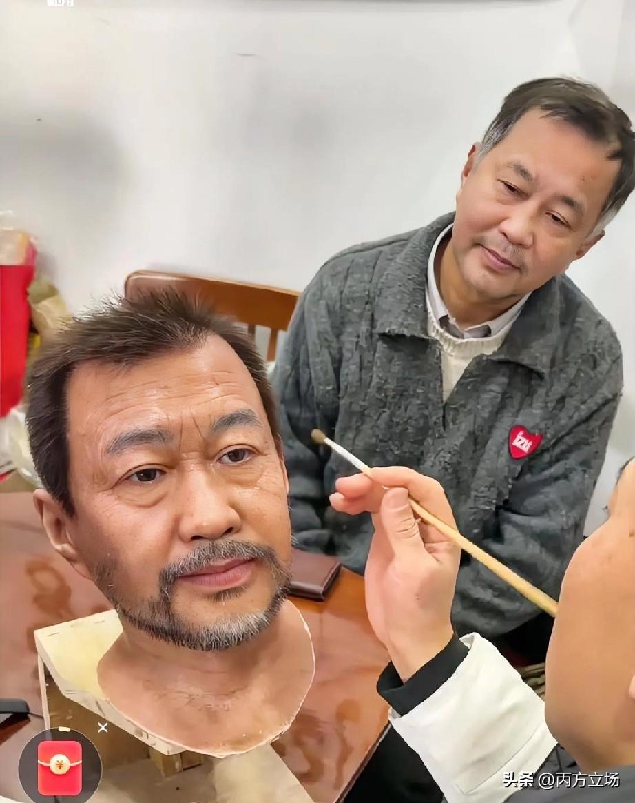 流浪大师沈巍看着自己的蜡像，显得很满意。有网友说他就是“当世孔子”，甚至是“五四