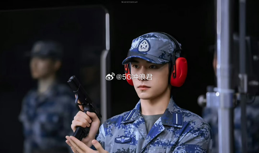 易烊千玺新歌是空军招飞主题曲号角随旋律响起，梦想随歌声远航。易烊千玺献唱《飞行少