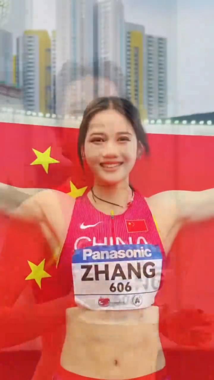 张可依，17岁，中国女子跨栏05后顶尖新星。
好荣幸，很光荣。第二次披上国旗，这