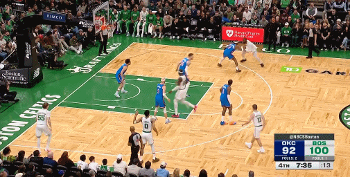 以彼之道还施彼身
杰伦布朗今天替天行道啊，用亚历山大最擅长的造犯规技巧造了亚历山