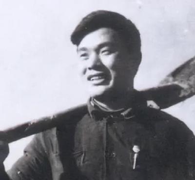 1990年乔石到贵州视察时，一个乡镇干部引起他的注意：你好面熟啊董加耕。

一个