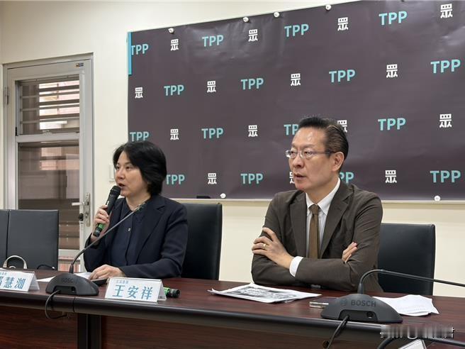 民众党团干事长邱慧洳（左）、民众党团副总召王安祥（右）30日上午召开「民众党和劳