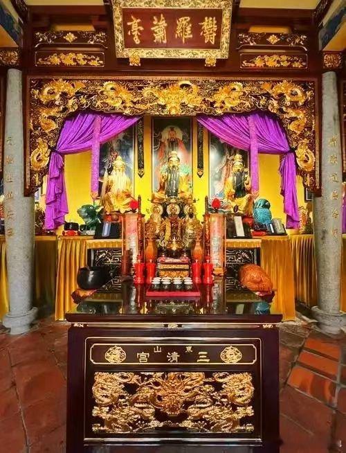 神位须符合“左青龙、右白虎”原则，避免虎边狭窄。神位摆放安在吉位则可招吉，放在凶