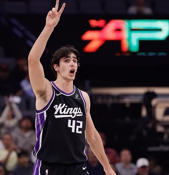 NBA常规赛，国王109-138快船。本场比赛，雷诺出战33分钟，12投5中，得