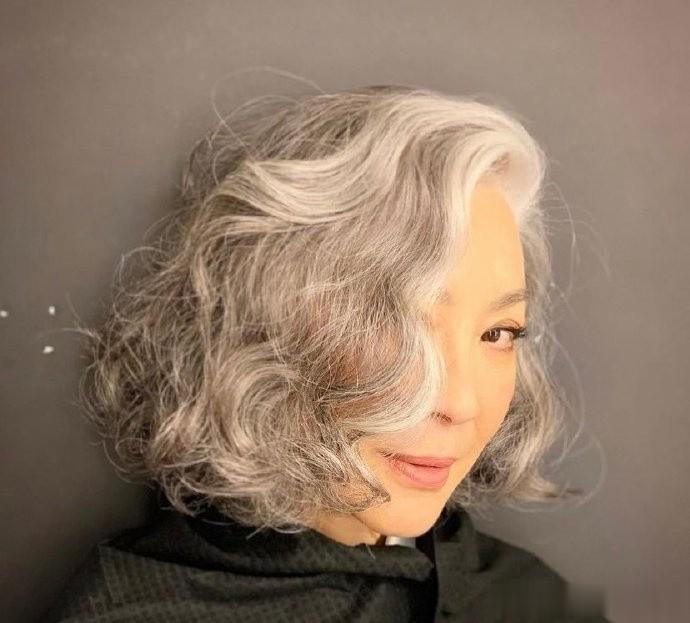 杨紫琼好坦言，竟然敢于面对衰老，主动尝试银发造型。#娱评大赏#