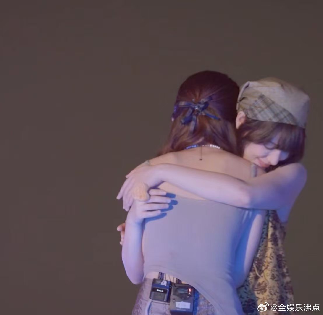 罗予彤黄灿灿相互喊话我家那闺女 谁懂啊！罗予彤和黄灿灿在天台互相鼓励，聊未来聊梦