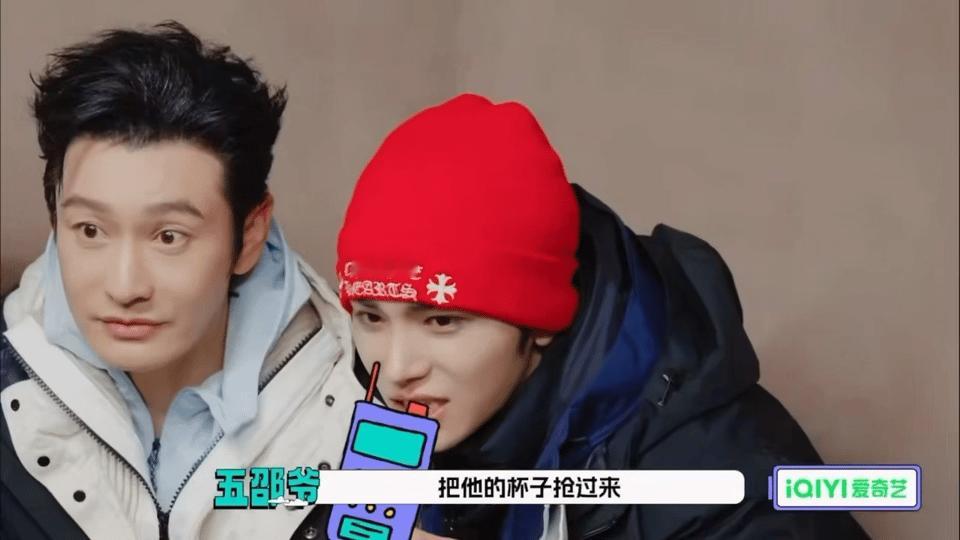 王鹤棣被邵子恒硬控1分钟当对讲机里传来邵子恒的指令，王鹤棣的身体仿佛被按下了程序