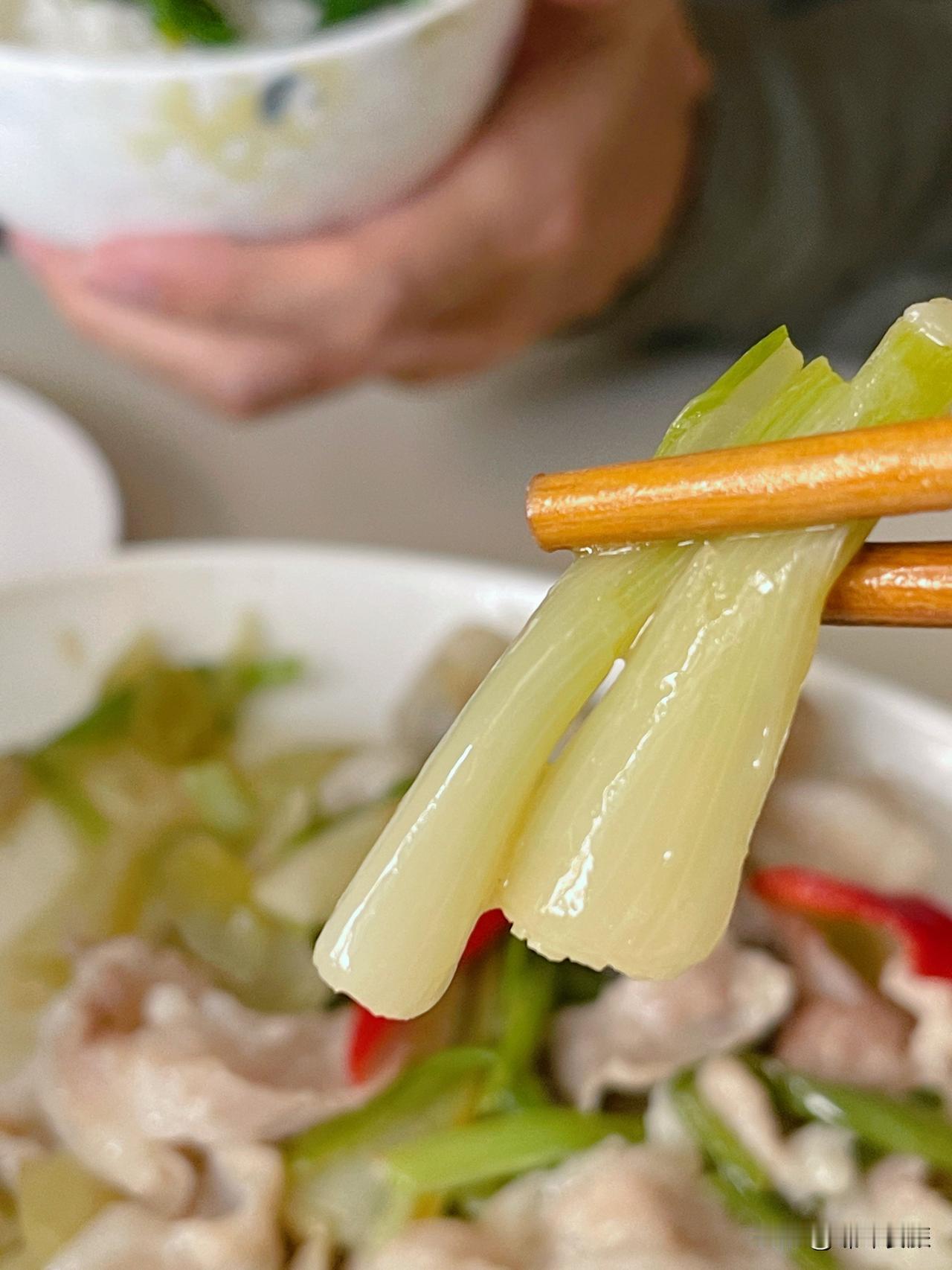 油盐水菜汤，昨天买了6块钱的小菜心，分成两次吃。这才是吃不胖的秘诀，无需特意减肥