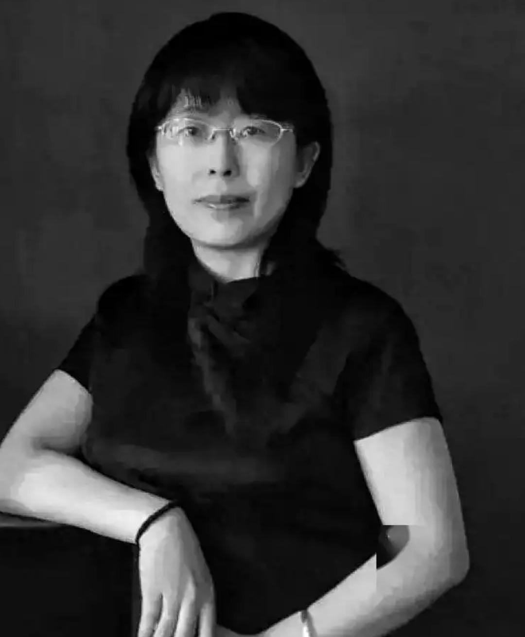 教了34年书，没挪过窝，连个正高职称都没混上。

有人背地里笑她太老实，画展不进