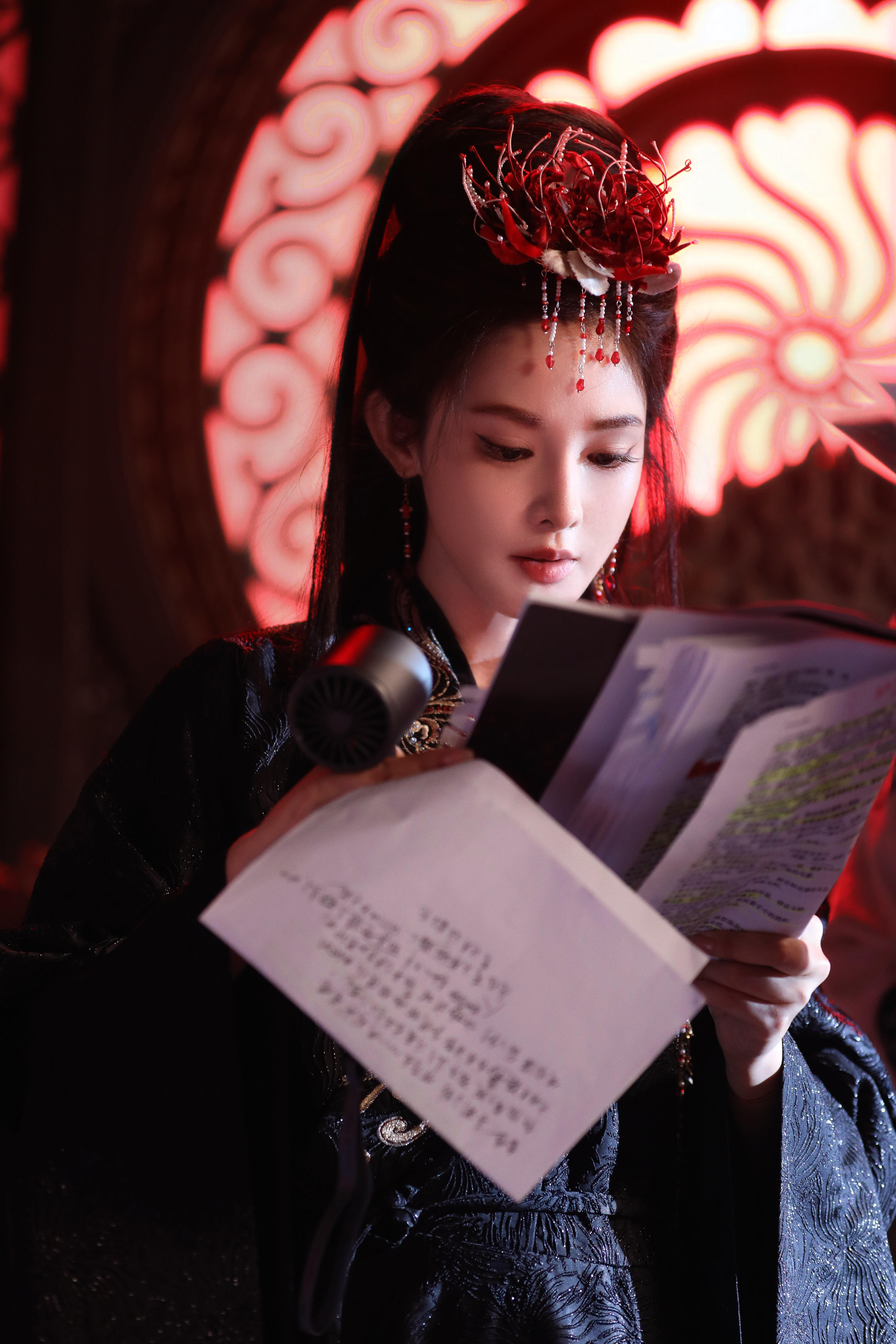 彭小苒朝无念杀青海报彭小苒《朝无念》杀青，海报释出！古风造型韵味十足，眉眼间满是