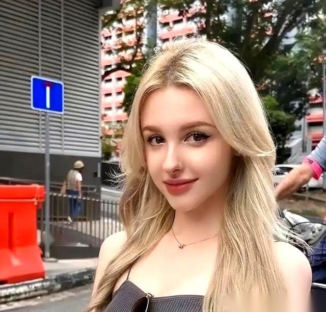 看懂如今的乌克兰，别去翻前线的战报，去看看他们街头的公交车。
方向盘前，没了粗壮