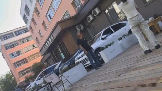 睡车里被酒店收150元住宿费事件反转 这起事件里双方各执一词的细节，当初报道时就