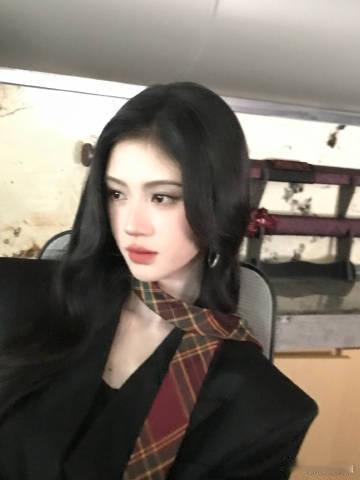 鞠婧仪黑西装女总裁鞠婧仪九宫格没有一张不是神图 每一张都气场拉满了呀，完全就ge
