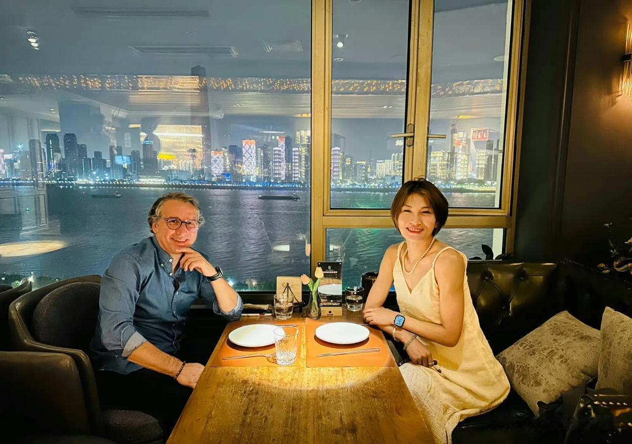 两回了！上海海港队主教练哈维尔，约会女性朋友[震惊]

近日，两张上海海港队主教