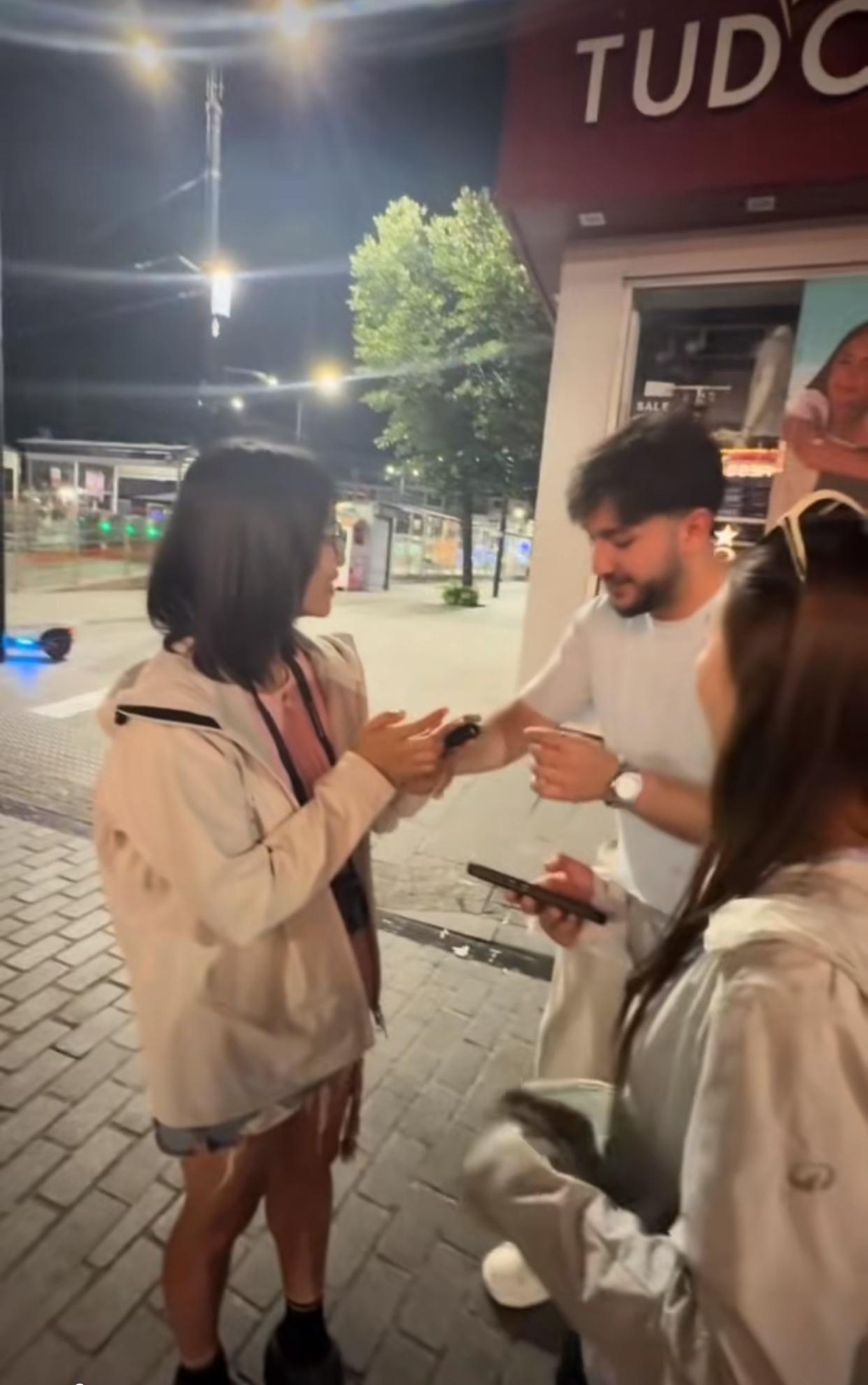 夜幕下的伊斯坦布尔，几名女游客喝着廉价的红酒，漫步在异国他乡的石板路上，正享受着