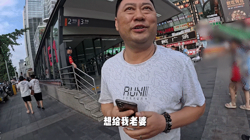 在生日这天收到了27年前的花谁说老夫老妻不浪漫？！！刷到博主在地铁被一位叔叔拦住