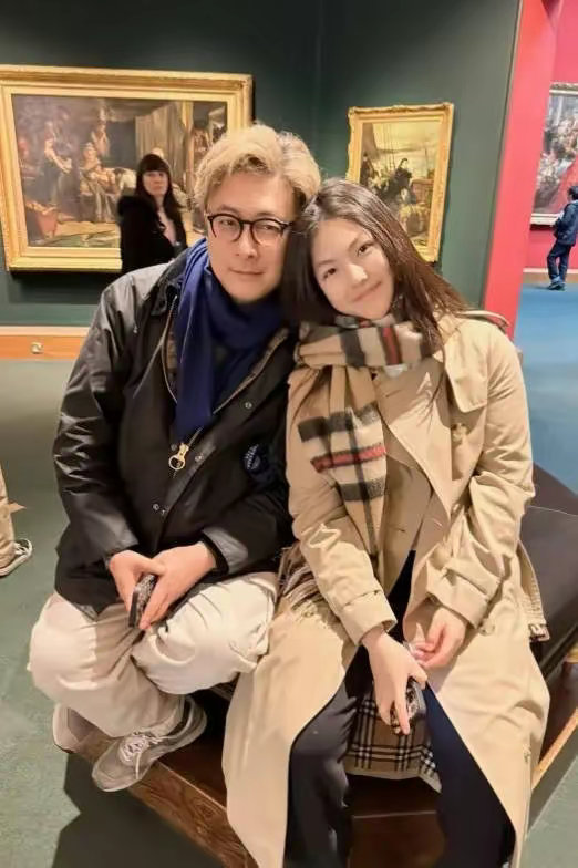 #李湘王岳伦陪王诗龄看展#李湘和王岳伦一起去英国，陪伴女儿王诗龄看画展。王岳伦染