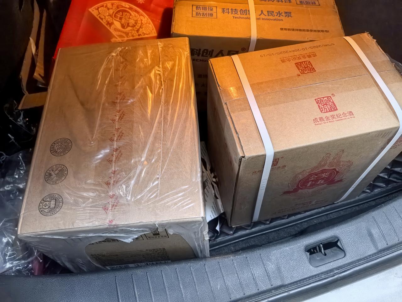 昨天在抖音买了一箱金六福酒。
兼香型的，以前没喝过，不知道好不好喝。因为两位老兄