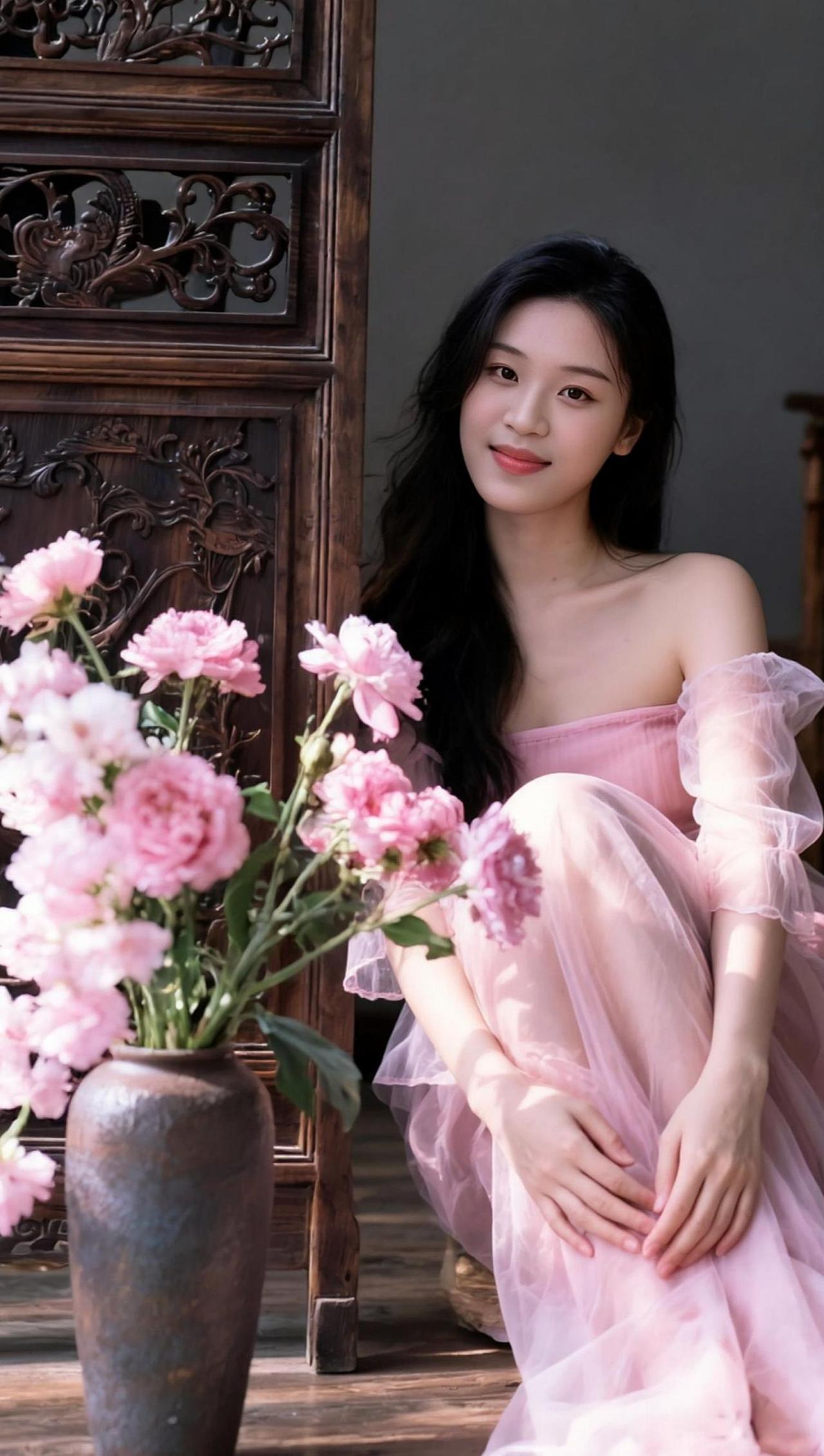 粉纱轻曳，花影横斜，古意与温柔的交织。
粉裙花影 
粉纱轻笼玉肌凉，
花影横斜映