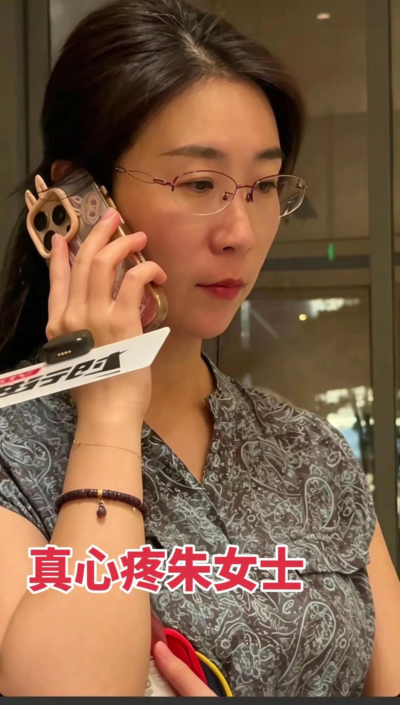 8月11日下午，朱女士的手机遭遇短信轰炸，手机直接陷入瘫痪。 面对这样的骚扰干扰
