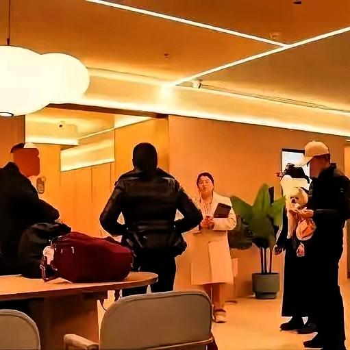 为郑州酒店不接纳宠物，坚持原则，宁可退房损失也不为利益所动点赞喝彩！
你们是咱河