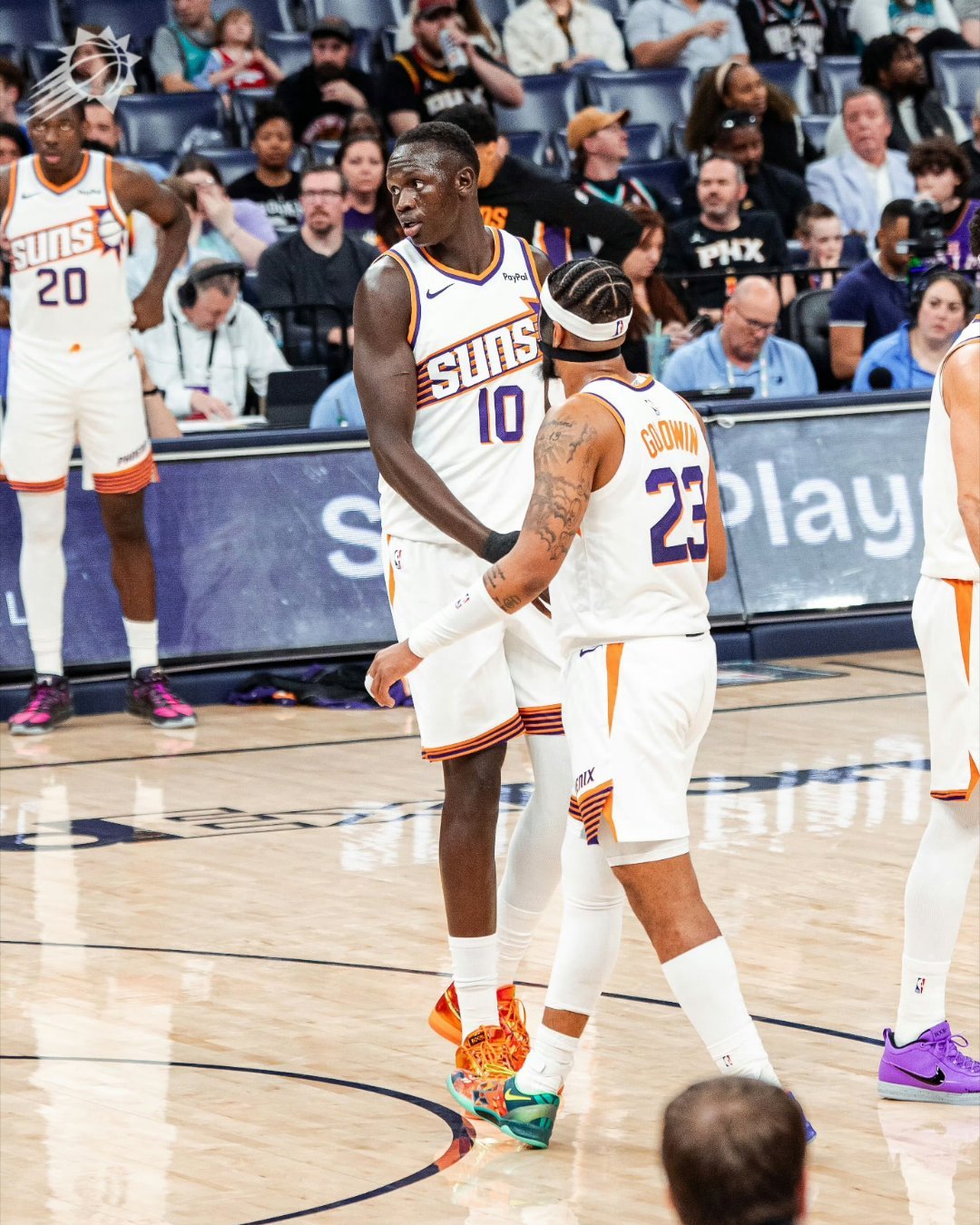 马鲁阿奇上半场8分21秒的时间里抢下了10个篮板，创下了个人职业生涯篮板新高太阳