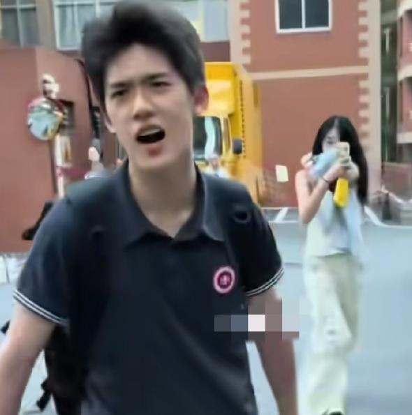 太惨了！官俊臣高考结束后，十分吃力的拎着两个大麻袋从学校回家，但一出来就碰上了一