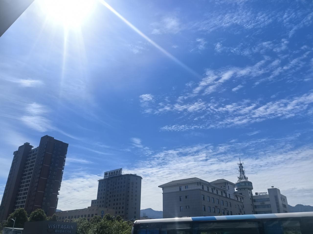 张家界天门山，难得一遇是晴天

[玫瑰][心][玫瑰]

张家界天门山真的是个神