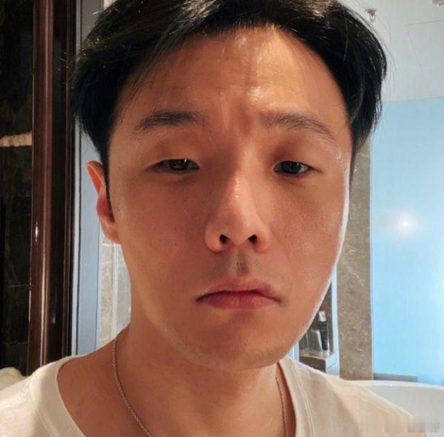 真的建议李荣浩去做个双眼皮，颜值马上就上去了。 