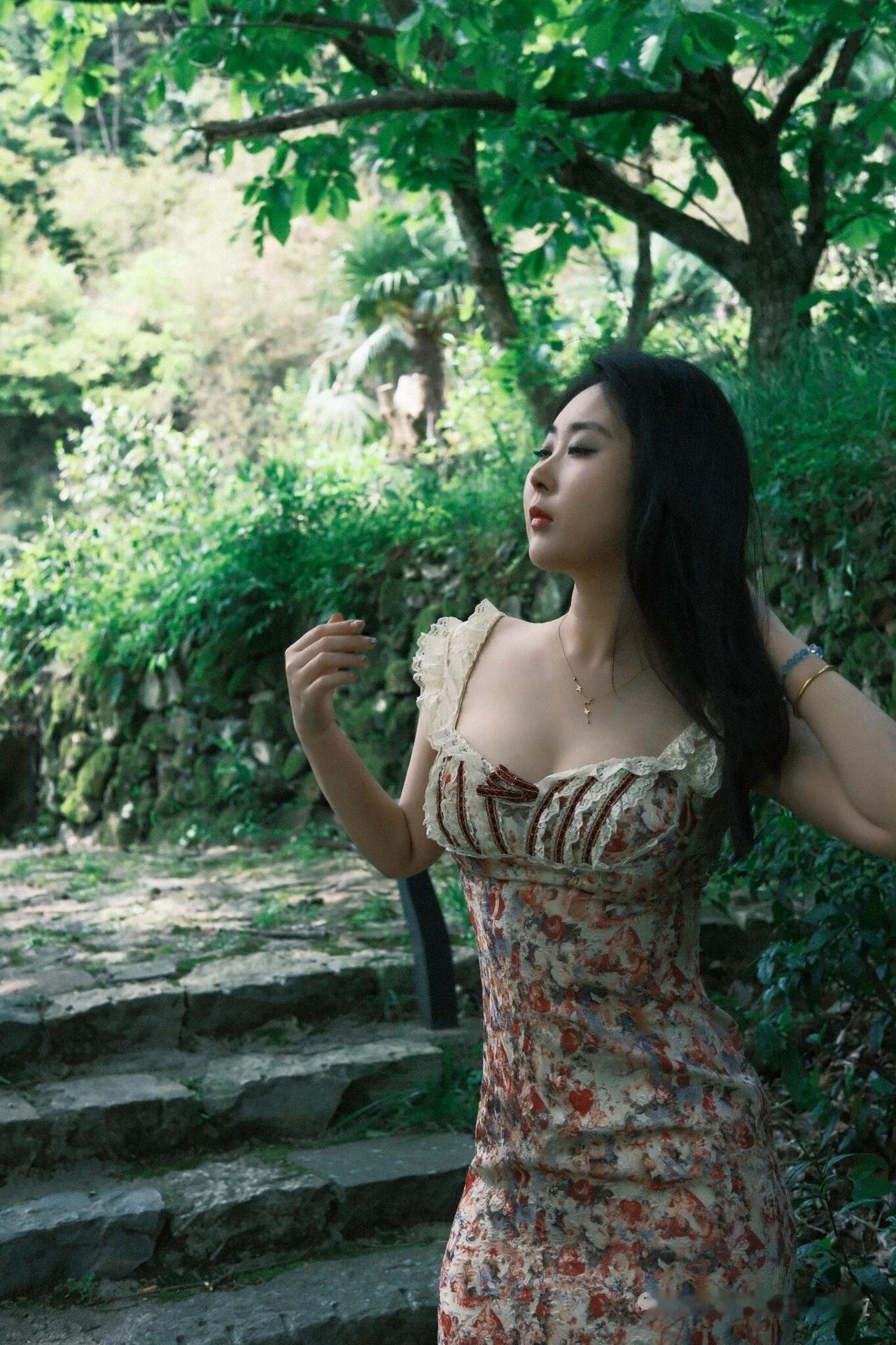 女子的相貌虽然性感可人、但有一种说不出的感觉！应该是五官太没立体感了吧！！！
