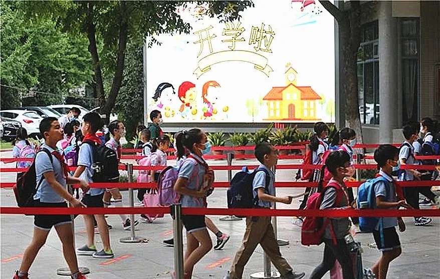 开学报到日，一位老师的遭遇和感受： 1. 本班应到47人，实到48人。 老师一开