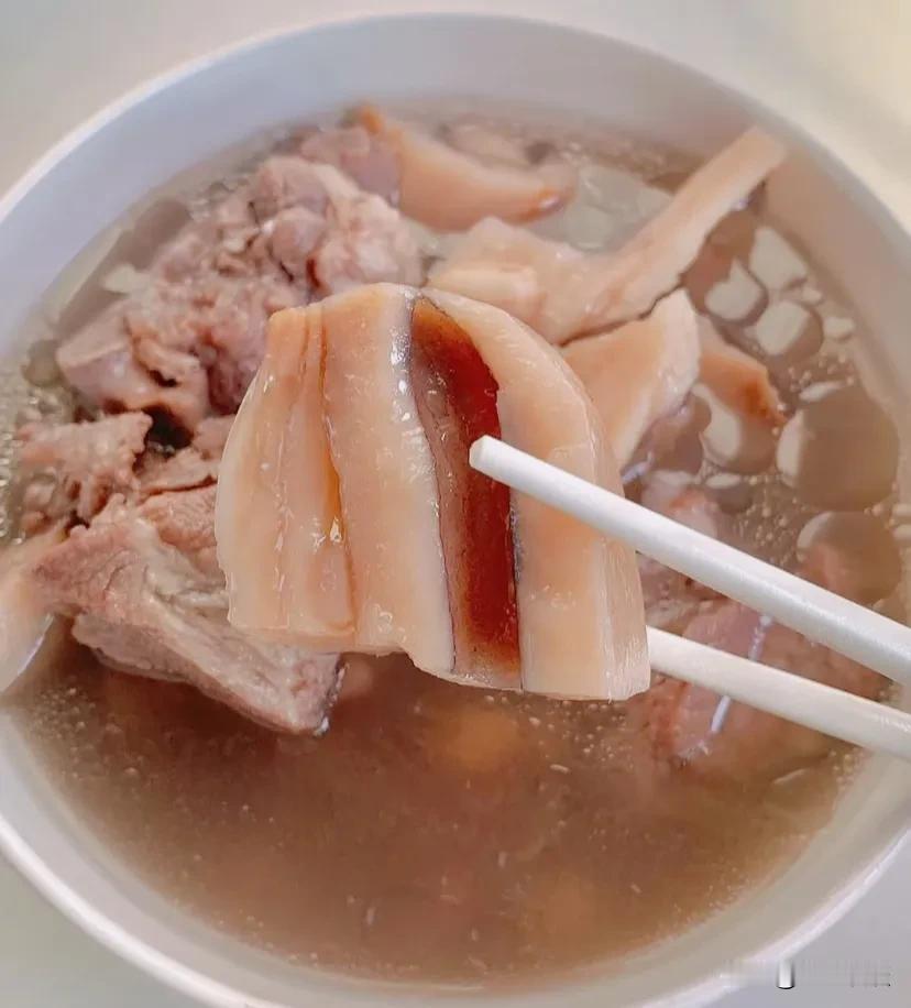 好久没喝莲藕汤了，其实我很喜欢喝莲藕汤，但我很少煮这个汤。

为什么会这样？
