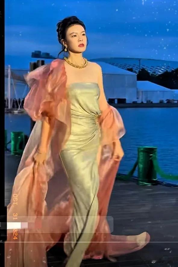 超模李艾走台真养眼，一件橙色漂逸拖地长裙穿在她身上就像仙女下凡，魔鬼身材比例无比
