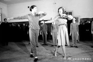 1975年12月3日，时任美国总统杰拉尔德·福特访华期间，第一夫人贝蒂·福特在北