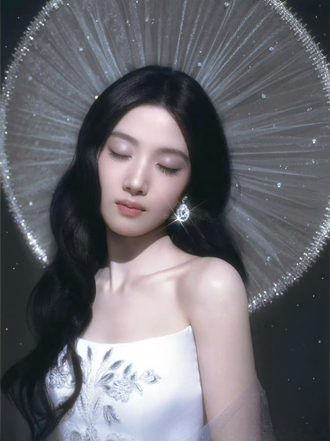 卢昱晓卢昱晓星河高定 卢昱晓微博之夜出图，这次是真自带光环了！星河长裙，妥妥神女