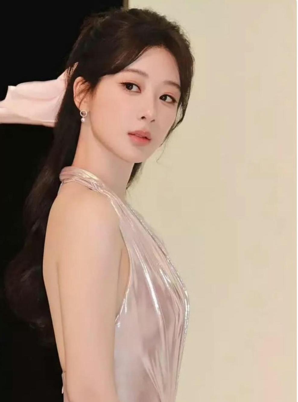 如果要选出蜕变最惊艳的女明星，
无疑就是杨紫，
真是从普女一跃成为美女！
要知道