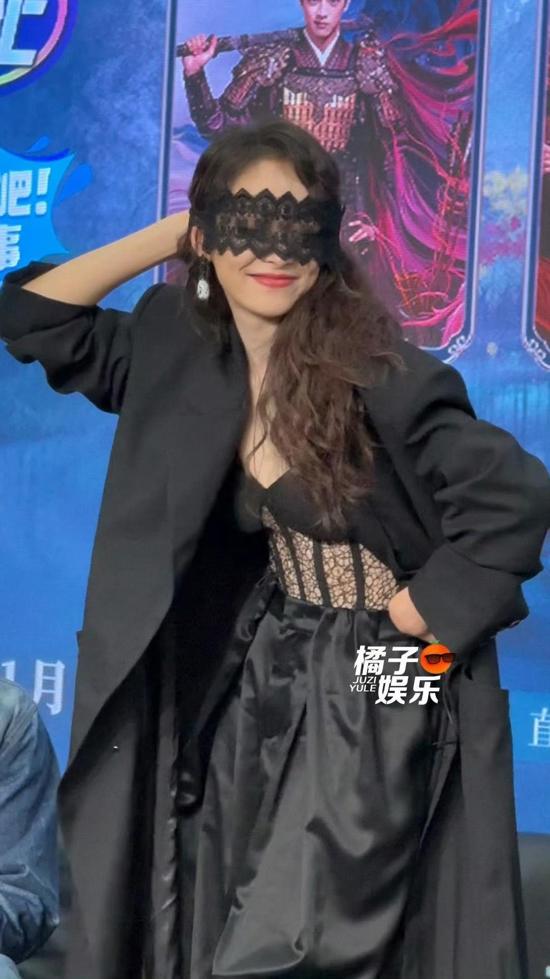 宋茜这蕾丝 “战袍” 杀疯了！眼罩 + 透视装，内娱还有谁能这么撩？
谁能想到，