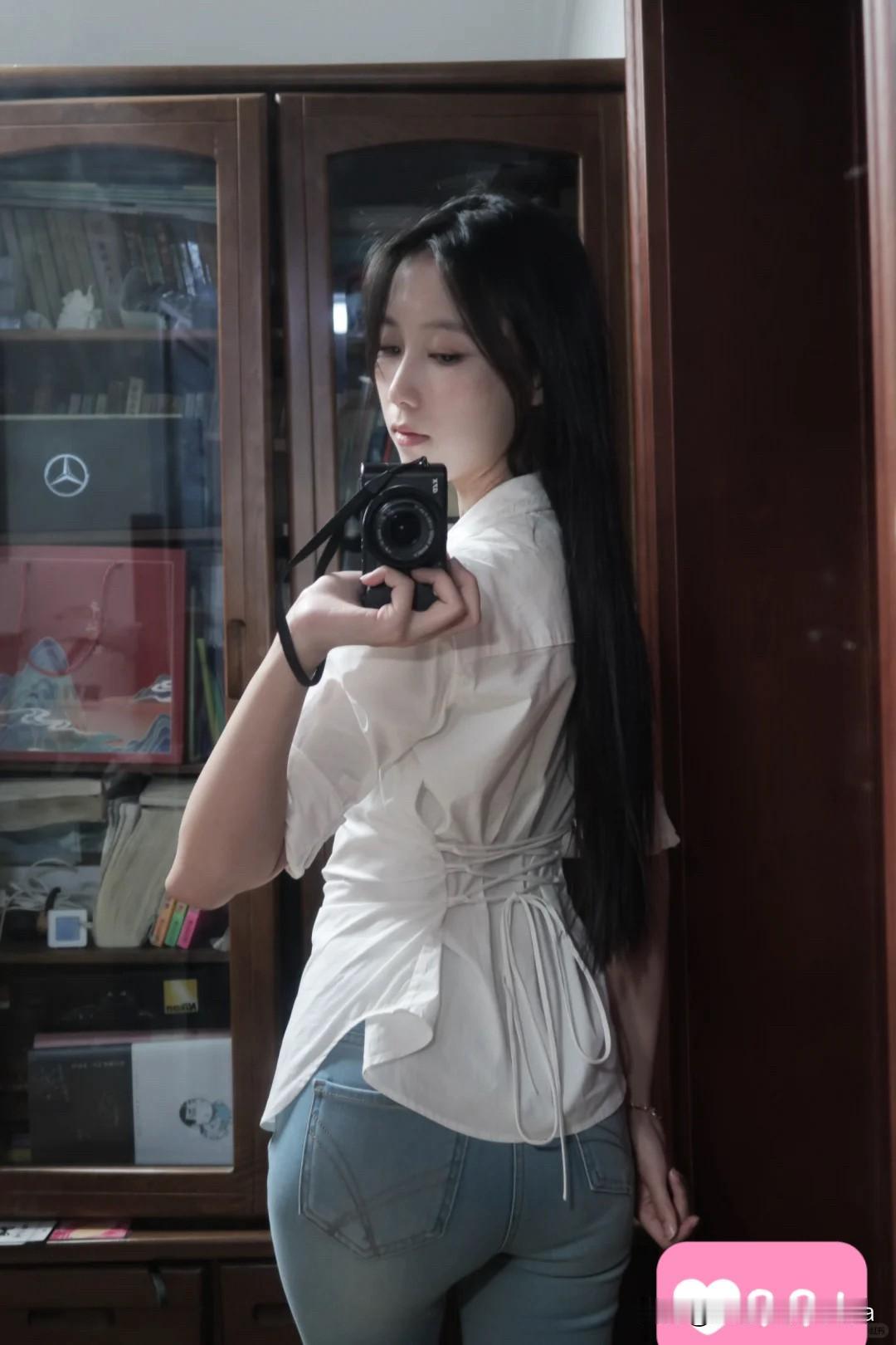 紧身牛仔裤配什么颜色的上衣好看牛仔裤配白衬衣