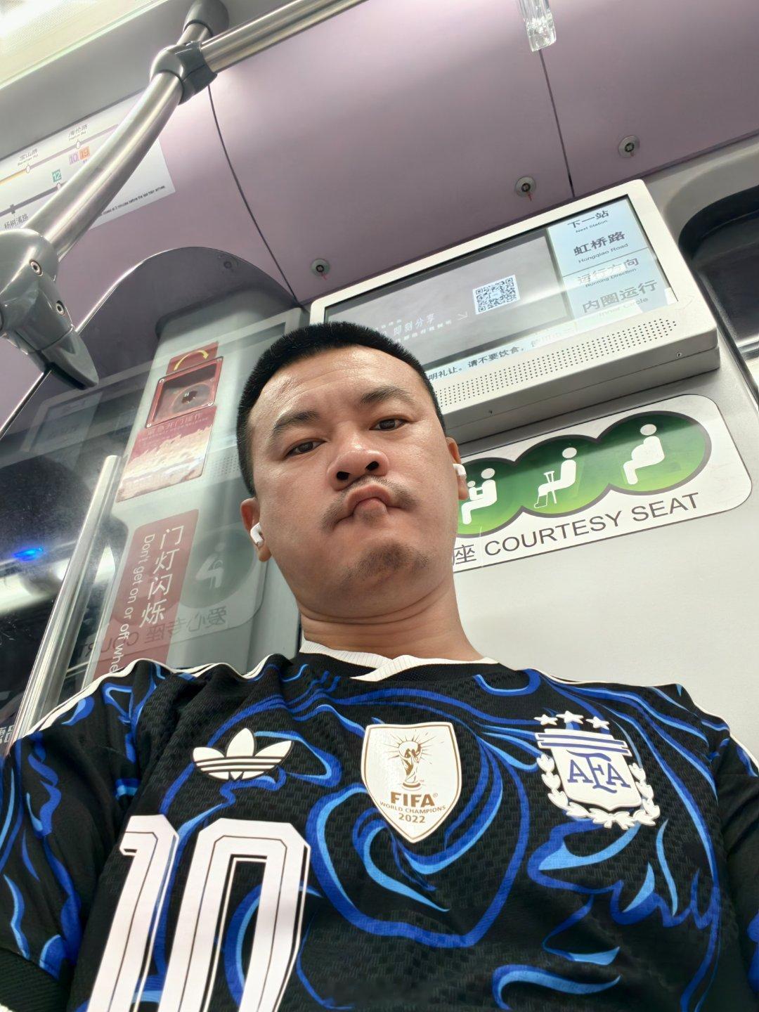 在环球港溜达，尝一尝最近很火的这个茉莉奶白。 上海·上海月星环球港