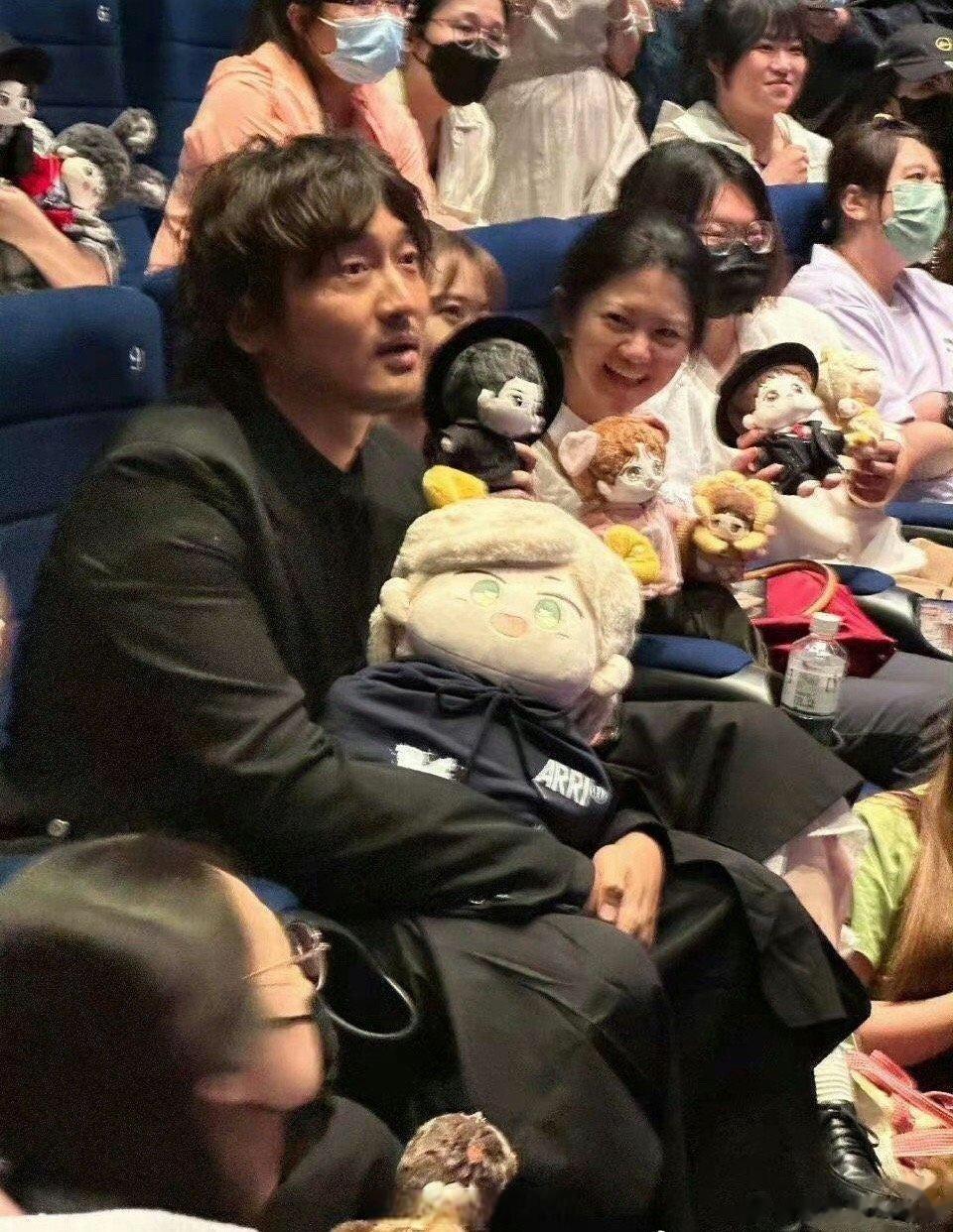 #王传君抱了好大一个棉花娃娃#王传君在活动现场抱着一个超级大的棉花娃娃，真的好可