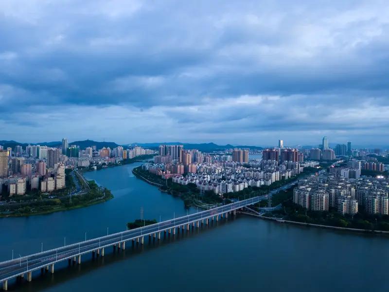 人民日报这篇报道太牛了！8月5日的报道指出，惠州打造出日产五十套预制房模块的生产