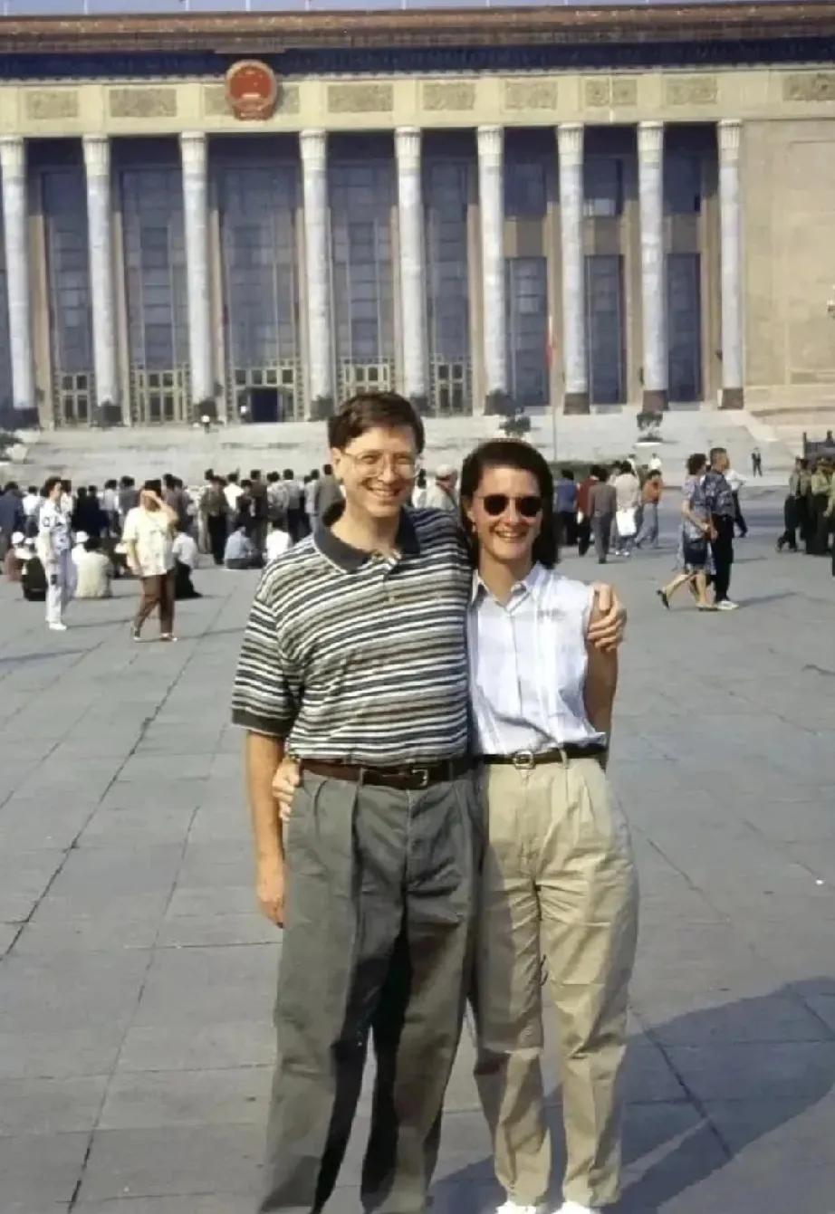 1995年，比尔盖茨与妻子梅琳达在人民大会堂前广场合影留念，夫妻看上去非常恩爱。