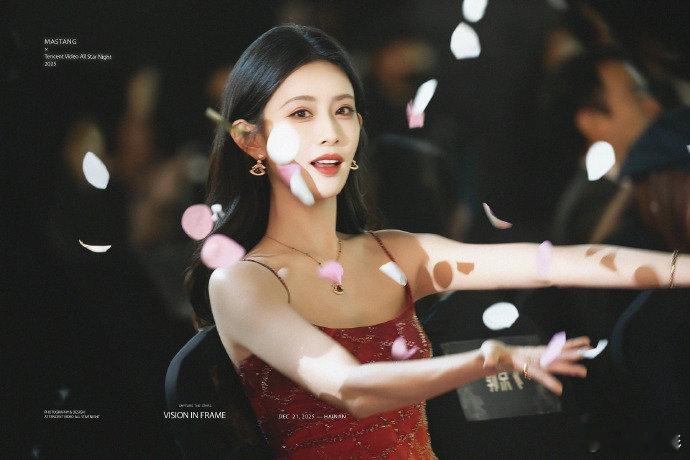 王鹤棣孟子义同框骑马你好星期六刷到王鹤棣孟子义同框骑马路透，我今天的快乐是 hi