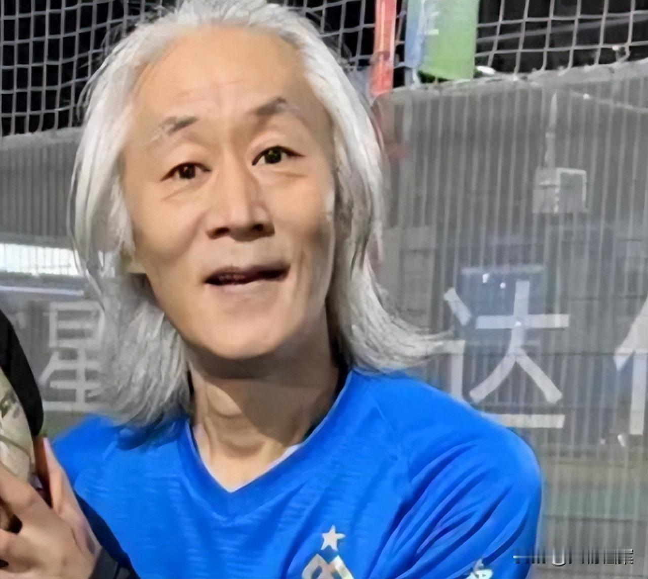 他曾是华语乐坛早期的国际级新星，20岁前就缔造了700万张专辑的销量神话。谁曾想