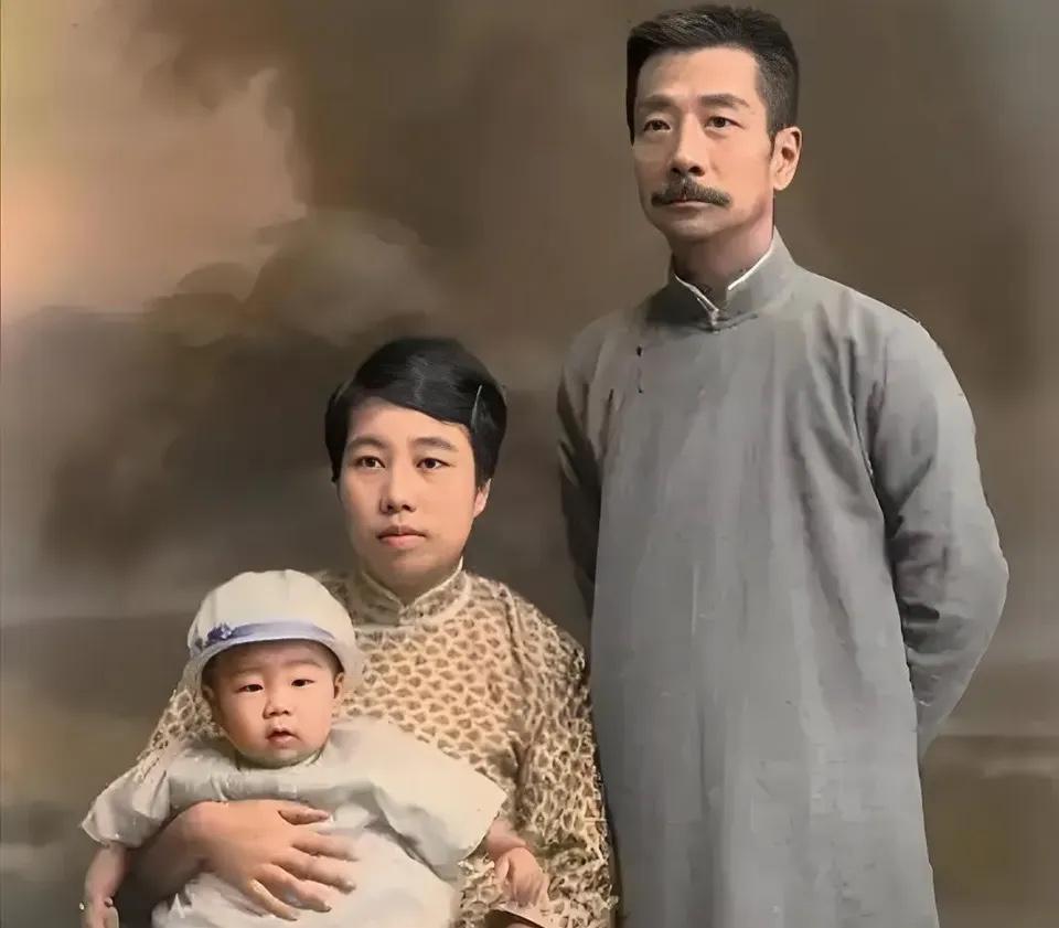 1930年初，鲁迅与伴侣许广平和儿子周海婴的留影，周海婴的出生算是意外，鲁迅原本