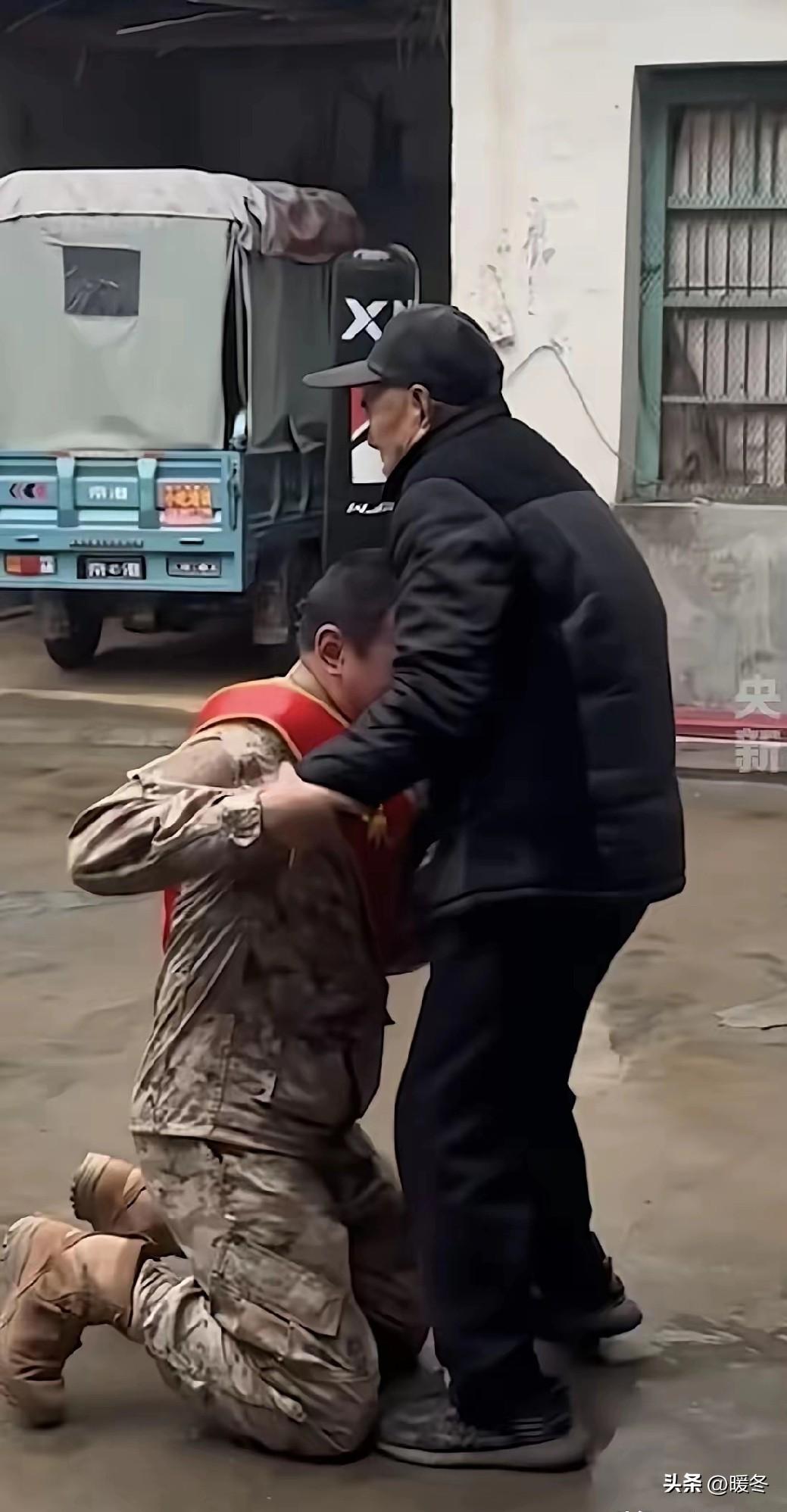 我没有爸妈了，求你们照顾好自己，我真怕回来之后，连你们也看不到了啊！”
 
就这